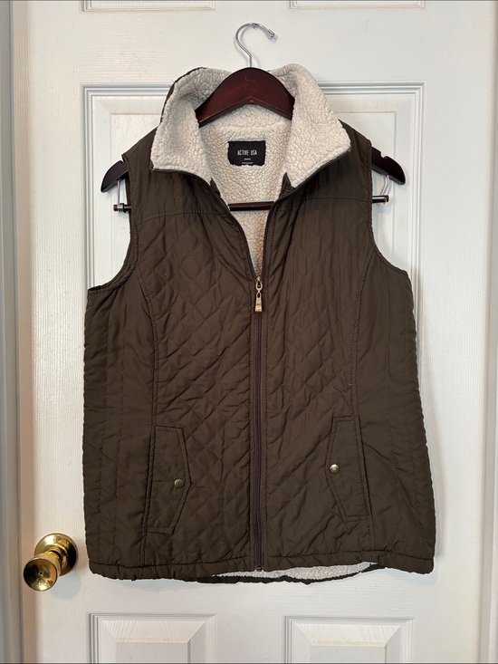 Active USA Jackets & Blazers - Stylish Quilted ArmyGreen Vest w/ Sherpa Collar & Interior.Great for chilly days